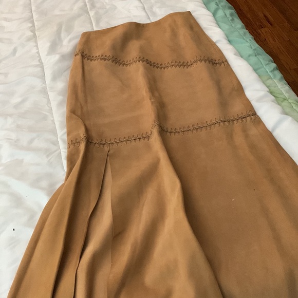 Women’s suede 2 piece suit, - Picture 4 of 5